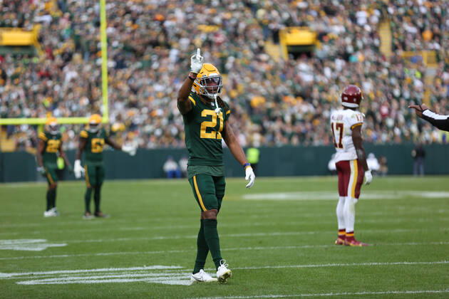 GREEN BAY, WI - OCTOBER 24: Green Bay Packers cornerback Eric Stokes (21) celebrates a stop during a game between the Green Bay Packers and the Washington Football Team at Lambeau Field on October 24, 2021 in Green Bay, WI. (Photo by Larry Radloff Icon Sportswire) NFL, American Football Herren, USA OCT 24 Washington Football Team at Packers Icon2110244736
