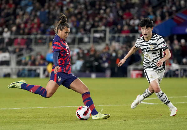 SAINT PAUL, MN - OCTOBER 26: United States forward Sophia Smith (27) takes a shot on goal during the second half of a friendly soccer match between Korea Republic and the United States on Oct 26, 2021 at Allianz Field in Saint Paul, MN. (Photo by Nick Wosika Icon Sportswire) SOCCER: OCT 26 Women s - USA v Korea Icon2021102608