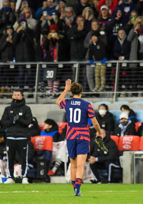 SAINT PAUL, MN - OCTOBER 26: United States forward Carli Lloyd (10) leaves the pitch for her final time during the second half of a friendly soccer match between Korea Republic and the United States on Oct 26, 2021 at Allianz Field in Saint Paul, MN as this was Lloyd™s last game.(Photo by Nick Wosika Icon Sportswire) SOCCER: OCT 26 Women s - USA v Korea Icon2021102613