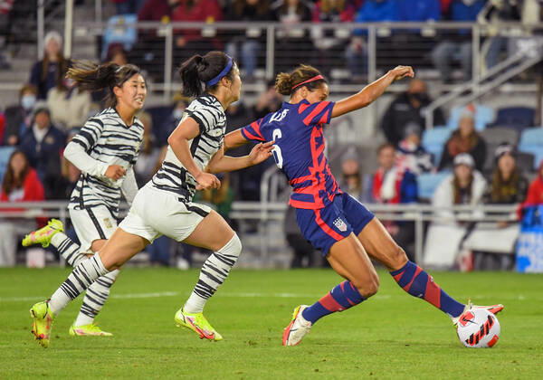 SAINT PAUL, MN - OCTOBER 26: United States forward Lynn Williams (6) scores a goal on this shot during the second half of a friendly soccer match between Korea Republic and the United States on Oct 26, 2021 at Allianz Field in Saint Paul, MN. (Photo by Nick Wosika Icon Sportswire) SOCCER: OCT 26 Women s - USA v Korea Icon2021102620