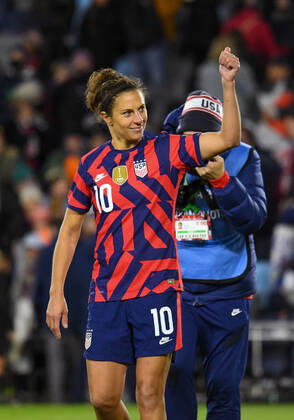 SAINT PAUL, MN - OCTOBER 26: United States forward Carli Lloyd (10) acknowledges the fans as she takes a lap after her final game, a friendly soccer match between Korea Republic and the United States on Oct 26, 2021 at Allianz Field in Saint Paul, MN. (Photo by Nick Wosika Icon Sportswire) SOCCER: OCT 26 Women s - USA v Korea Icon2021102623