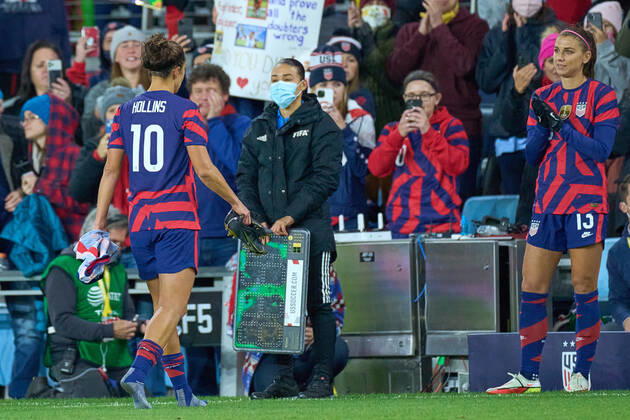 SAINT PAUL, MN - OCTOBER 26: United States forward Carli Lloyd (10) exits the field after playing her final game against Korea Republic as a member of the US Women s national team, Nationalteam at Allianz Field on October 26, 2021 in St Paul, Minnesota. United States defeated Korea Republic 6-0. (Photo by Robin Alam Icon Sportswire) SOCCER: OCT 26 Women s - USA v Korea Icon164211026006
