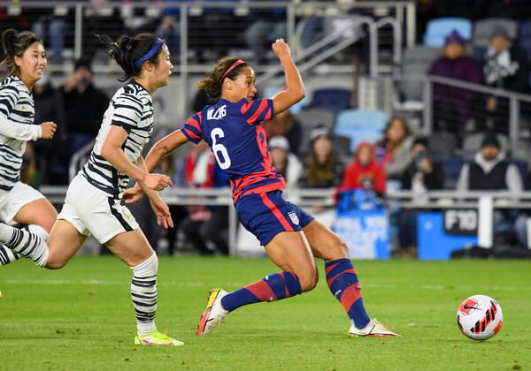 SAINT PAUL, MN - OCTOBER 26: United States forward Lynn Williams (6) scores a goal on this shot during the second half of a friendly soccer match between Korea Republic and the United States on Oct 26, 2021 at Allianz Field in Saint Paul, MN. (Photo by Nick Wosika Icon Sportswire) SOCCER: OCT 26 Women s - USA v Korea Icon2021102651