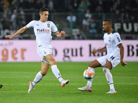 Florian Neuhaus (Borussia Moenchengladbach), Alassane Plea (Borussia Moenchengladbach), v.li. 31.10.2021, Fussball GER, Saison 2021 2022, 1. Bundesliga, 10. Spieltag, Borussia Mönchengladbach - VfL Bochum 2:1, Foto: Maik Hölter TEAM2sportphoto