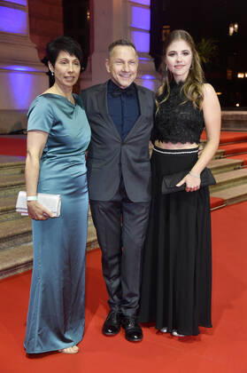 Richy Müller mit Ehefrau Christl Stumhofer und Tochter Paulina beim 39. Deutschen SportpresseBall 2021 in der Alten Oper. Frankfurt, 06.11.2021