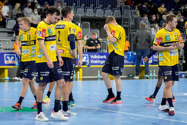 Spieler der Rhein-Neckar-Löwen, enttäuscht über die Niederlage, Enttäuschung nach dem Schlusspfiff, Highlight, Verlierer, verloren, Frustration, disappointed, pessimistisch, 10.11.2021, Mannheim (Deutschland), Handball, Bundesliga, Rhein-Neckar Löwen - TBV Lemgo Lippe