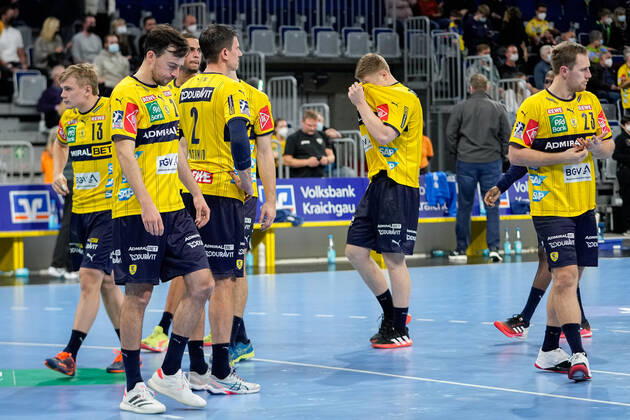 Spieler der Rhein-Neckar-Löwen, enttäuscht über die Niederlage, Enttäuschung nach dem Schlusspfiff, Highlight, Verlierer, verloren, Frustration, disappointed, pessimistisch, 10.11.2021, Mannheim (Deutschland), Handball, Bundesliga, Rhein-Neckar Löwen - TBV Lemgo Lippe