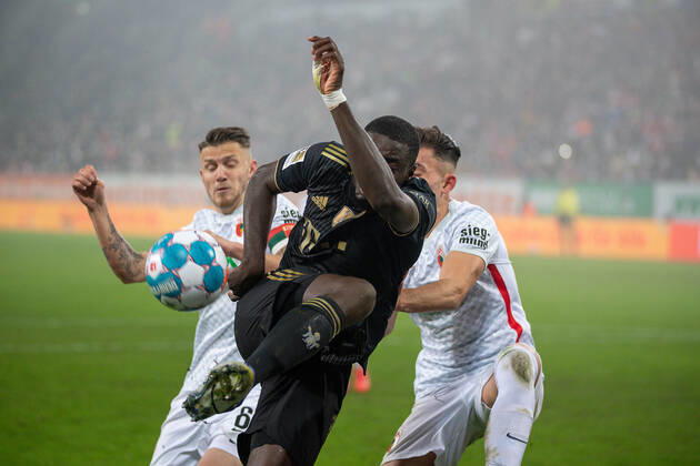 Dayot Upamecano (FC Bayern Muenchen, 02), GER, FC Augburg vs. FC Bayern Muenchen, Fussball, Bundesliga, 12. Spieltag, Spielzeit 2021 2022, 19.11.2021, DFB DFL regulations prohibit any use of photographs as image sequences and or quasi-video., GER, FC Augburg vs. FC Bayern Muenchen, Fussball, Bundesliga, 12. Spieltag, Spielzeit 2021 2022, 19.11.2021 Augsburg Copyright: xEibner-Pressefoto SaschaxWaltherx EP_EER
