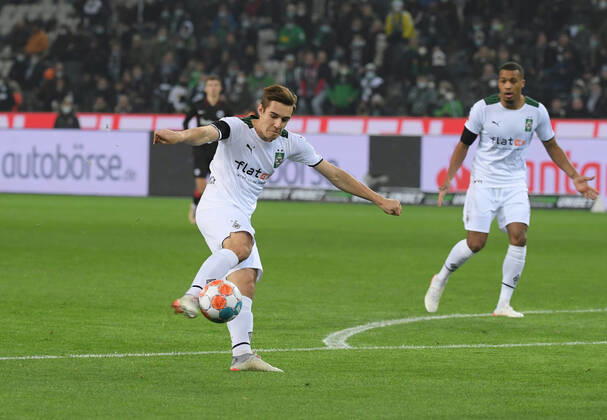 Florian Neuhaus (Borussia Moenchengladbach), li.,erzielt mit diesem Schuss das Tor zum 1:0 15.12.2021, Fussball GER, Saison 2021 2022, 1. Bundesliga, 16. Spieltag, Borussia Mönchengladbach - Eintracht Frankfurt, Foto: Weis TEAM2sportphoto