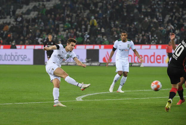 Florian Neuhaus (Borussia Moenchengladbach), li.,erzielt mit diesem Schuss das Tor zum 1:0 15.12.2021, Fussball GER, Saison 2021 2022, 1. Bundesliga, 16. Spieltag, Borussia Mönchengladbach - Eintracht Frankfurt, Foto: Weis TEAM2sportphoto