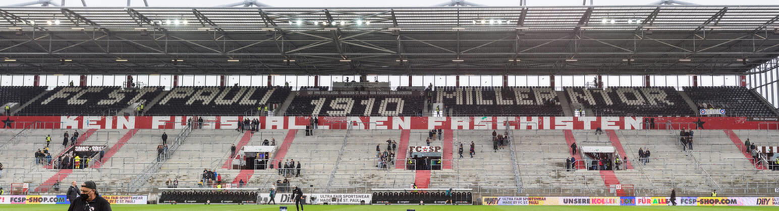Fußball (Herren), Saison 2021 2022, 2. Bundesliga, 5. Spieltag, FC St. Pauli - SSV Jahn Regensburg, Millerntorstadion, 29.08.2021 FC ST PAULI 1910 MILLERNTOR - KEIN FUSSBALL DEN FASCHISTEN Schriftzüge auf der Ost-Tribüne des Millerntorstadions. Hamburg Deutschland