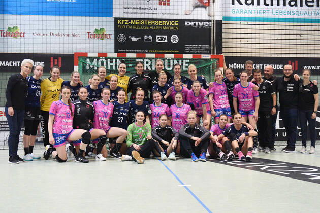 gemeinsames Bild nach Spielende der TusSies und Bietigheim TusSies Metzingen vs. SG BBM Bietigheim Handball, HBF, 13.Ligaspiel, Saison 2021 2022 , 19.01.2022 TusSies Metzingen vs. SG BBM Bietigheim Handball, HBF, 13.Ligaspiel, Saison 2021 2022 , 19.01.2022 Metzingen Copyright: xEibner-Pressefotox EP_TBR