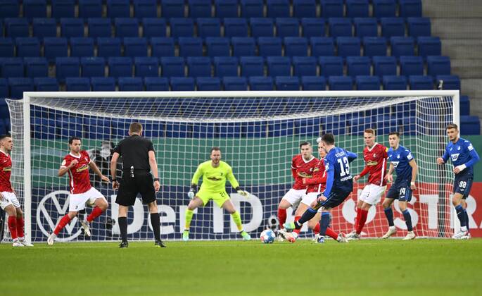 Strafraumszene Torraumszene Torschuss Aktion Torchance Angelo Stiller TSG 1899 Hoffenheim gegen Torwart Mark Flekken SC Freiburg SCF, PreZero Arena, Sinsheim, Baden-Württemberg, Deutschland, Europa iblimw07886167