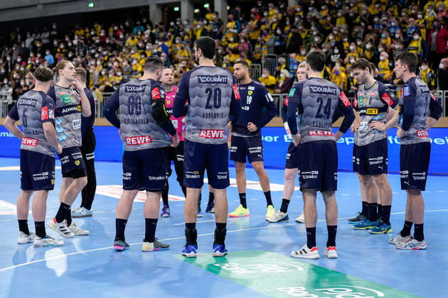 Spieler der Rhein-Neckar-Löwen, enttäuscht über die Niederlage, Enttäuschung nach dem Schlusspfiff, Highlight, Verlierer, verloren, Frustration, disappointed, pessimistisch, 06.02.2022, Heidelberg (Deutschland), Handball, DHB-Pokal, Viertelfinale, Rhein-Neckar Löwen - THW Kiel xozx