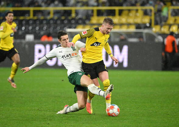 Florian Neuhaus (Borussia Moenchengladbach), li., gegen Marco Reus (Borussia Dortmund) 20.02.2022, Fussball GER, Saison 2021 2022, 1. Bundesliga, 23. Spieltag, Borussia Dortmund - Borussia Mönchengladbach 6:0 Foto: Maik Hölter TEAM2sportphoto