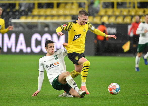 Florian Neuhaus (Borussia Moenchengladbach), li., gegen Marco Reus (Borussia Dortmund) 20.02.2022, Fussball GER, Saison 2021 2022, 1. Bundesliga, 23. Spieltag, Borussia Dortmund - Borussia Mönchengladbach 6:0 Foto: Maik Hölter TEAM2sportphoto
