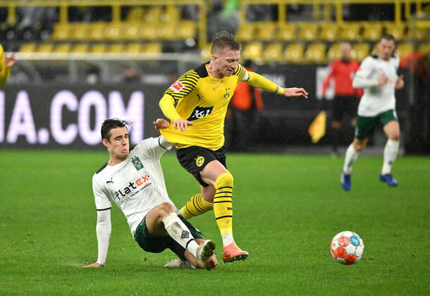 Florian Neuhaus (Borussia Moenchengladbach), li., gegen Marco Reus (Borussia Dortmund) 20.02.2022, Fussball GER, Saison 2021 2022, 1. Bundesliga, 23. Spieltag, Borussia Dortmund - Borussia Mönchengladbach 6:0 Foto: Maik Hölter TEAM2sportphoto