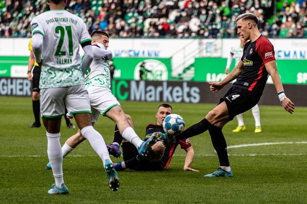 Maximilian Eggestein (SC Freiburg, 08), Nico Schlotterbeck (SC Freiburg, 04), Tobias Raschl (SpVgg Greuther Fuerth 20), Timothy Tillman (SpVgg Greuther Fuerth 21) GER, SPVGG Greuther Fuerth vs. SC Freiburg, 1.Bundesliga, Fussball, 19.03.2022, 27.Spieltag, Saison 2021 2022 DFB, DFL REGULATIONS PROHIBIT ANY USE OF PHOTOGRAPHS AS IMAGE SEQUENCES AND OR QUASI-VIDEO SPVGG Greuther Fuerth vs. SC Freiburg, 1.Bundesliga, Fussball, 19.03.2022, 27.Spieltag, Saison 2021 2022 Fuerth Copyright: xEibner-Pressefoto RogerxBuerkex EP_EER