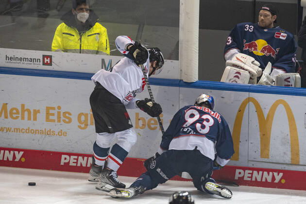 Maximilian Kastner, EHC Red Bull Muenchen gegen die Nuernberg Ice Tigers, Ergebniss 3 zu2, DEL Eishockey Bundesliga, Olympia-Eisstadion, Muenchen. 30.03.2022 Â