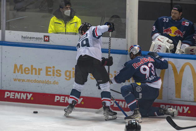 Maximilian Kastner, EHC Red Bull Muenchen gegen die Nuernberg Ice Tigers, Ergebniss 3 zu2, DEL Eishockey Bundesliga, Olympia-Eisstadion, Muenchen. 30.03.2022 Â