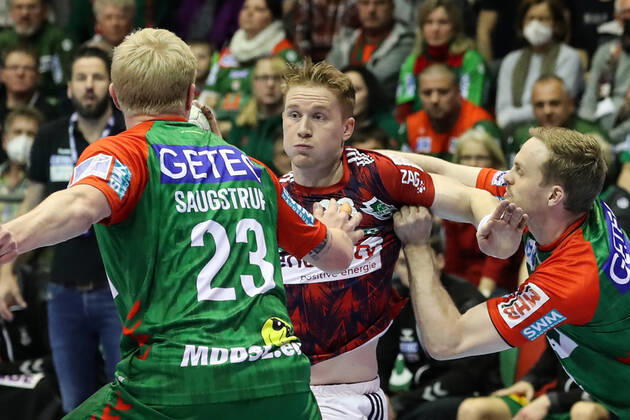 Jonathan Edvardsson (TSV Hannover-Burgdorf,26) gegen Magnus Saugstrup (SC Magdeburg,23) und Omar Ingi Magnusson (SC Magdeburg,14) - Handball Bundesliga Saison 2021-2022 SC Magdeburg vs. TSV Hannover-Burgdorf in der GETEC Arena in Magdeburg - Aktion,Mann,Männer,Handball,Deutschland,31.03.2022