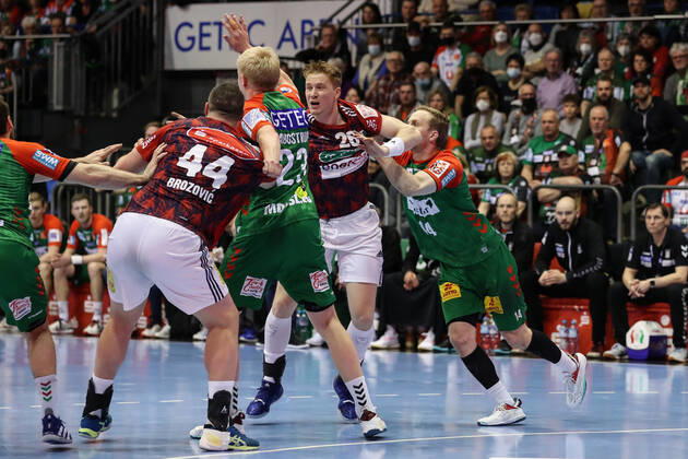 Jonathan Edvardsson (TSV Hannover-Burgdorf,26) und Ilija Brozovic (TSV Hannover-Burgdorf,44) gegen Magnus Saugstrup (SC Magdeburg,23) und Omar Ingi Magnusson (SC Magdeburg,14) - Handball Bundesliga Saison 2021-2022 SC Magdeburg vs. TSV Hannover-Burgdorf in der GETEC Arena in Magdeburg - Aktion,Mann,Männer,Handball,Deutschland,31.03.2022