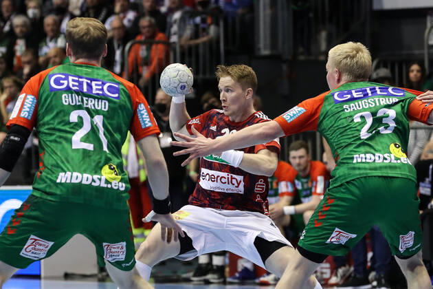 Jonathan Edvardsson (TSV Hannover-Burgdorf,26) gegen Magnus Gullerud (SC Magdeburg,21) und Magnus Saugstrup (SC Magdeburg,23) - Handball Bundesliga Saison 2021-2022 SC Magdeburg vs. TSV Hannover-Burgdorf in der GETEC Arena in Magdeburg - Aktion,Mann,Männer,Handball,Deutschland,31.03.2022