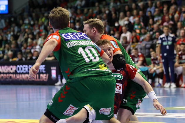 Jonathan Edvardsson (TSV Hannover-Burgdorf,26) gegen Magnus Gullerud (SC Magdeburg,21) und Gisli Kristjansson (SC Magdeburg,10) - Handball Bundesliga Saison 2021-2022 SC Magdeburg vs. TSV Hannover-Burgdorf in der GETEC Arena in Magdeburg - Aktion,Mann,Männer,Handball,Deutschland,31.03.2022