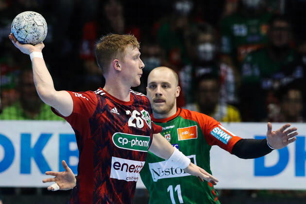 Jonathan Edvardsson (TSV Hannover-Burgdorf,26) gegen Daniel Pettersson (SC Magdeburg,11) - Handball Bundesliga Saison 2021-2022 SC Magdeburg vs. TSV Hannover-Burgdorf in der GETEC Arena in Magdeburg - Aktion,Mann,Männer,Handball,Deutschland,31.03.2022