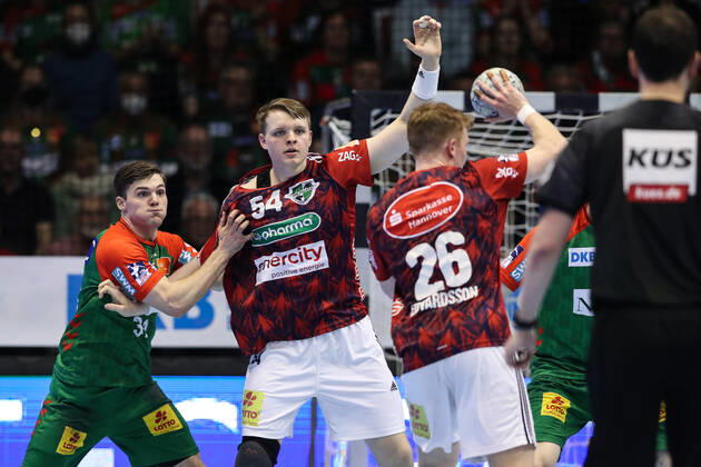 Justus Fischer (TSV Hannover-Burgdorf,54) und Jonathan Edvardsson (TSV Hannover-Burgdorf,26) gegen Kay Smits (SC Magdeburg,31) - Handball Bundesliga Saison 2021-2022 SC Magdeburg vs. TSV Hannover-Burgdorf in der GETEC Arena in Magdeburg - Aktion,Mann,Männer,Handball,Deutschland,31.03.2022