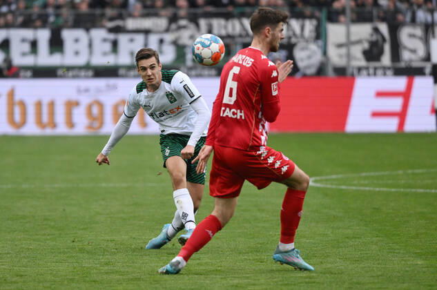 Florian Neuhaus (Borussia Moenchengladbach), li., gegen Anton Stach (Mainz 05) 03.04.2022, Fussball GER, Saison 2021 2022, 1. Bundesliga, 26. Spieltag, Borussia Mönchengladbach - FSV Mainz 05 Berlin, Foto: Maik Hölter TEAM2sportphoto Moenchengladbach Nordrhein Westfalen Deutschland