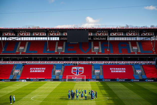 220405 Players and staff of the Norwegian women s national football team gather in a circle during a training session on April 5, 2022 at Ullevaal stadion in Oslo. Photo: Vegard Grott BILDBYRAN kod VG VG0259 bbeng fotboll football soccer fotball vm-kval kval fifa women s world cup qualifier qualifier träning practice training trening norge norway dam arena Copyright: VEGARDxGRoTT BB220405VG008