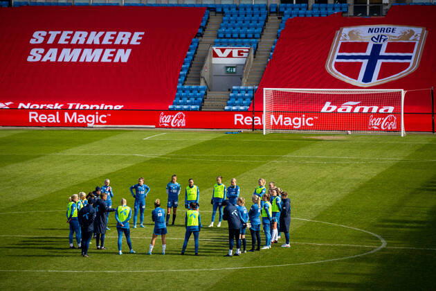 220405 Players and staff of the Norwegian women s national football team gather in a circle during a training session on April 5, 2022 in Oslo. Photo: Vegard Grott BILDBYRAN kod VG VG0259 bbeng fotboll football soccer fotball vm-kval kval fifa women s world cup qualifier qualifier träning practice training trening norge norway dam Copyright: VEGARDxGRoTT BB220405VG009