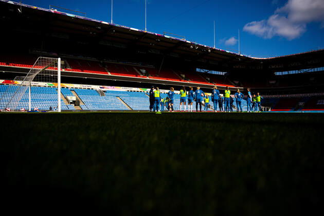 220405 Players and staff of the Norwegian women s national football team gather in a circle during a training session on April 5, 2022 at Ullevaal stadion in Oslo. Photo: Vegard Grott BILDBYRAN kod VG VG0259 bbeng fotboll football soccer fotball vm-kval kval fifa women s world cup qualifier qualifier träning practice training trening norge norway dam arena Copyright: VEGARDxGRoTT BB220405VG010