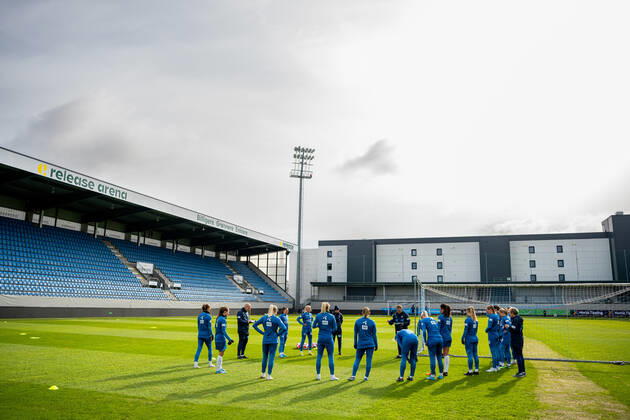 220406 Players and staff of the Norwegian women s national football team gather in a circle during a training session on April 6, 2022 at Release Arena in Sandefjord. Photo: Vegard Grott BILDBYRAN kod VG VG0260 bbeng fotboll football soccer fotball vm-kval kval fifa women s world cup qualifier qualifier träning practice training trening norge norway dam Copyright: VEGARDxGRoTT BB220406VG008