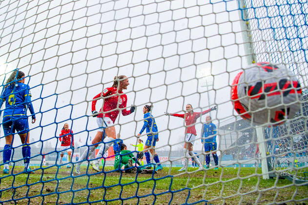 220407 Frida Maanum of Norway celebrates after scoring the 3-0 goal during the FIFA Women s World Cup Qualifier football match between Norway and Kosovo on April 7, 2022 in Sandefjord. Photo: Vegard Grott BILDBYRAN kod VG VG0264 bbeng fotball soccer football fotboll FIFA World Cup, WM, Weltmeisterschaft, Fussball qualifiers vm-kvalifisering kvinner vm kvalik landskamp dam norge norway kosovo jubel Copyright: VEGARDxGRoTT BB220407VG605