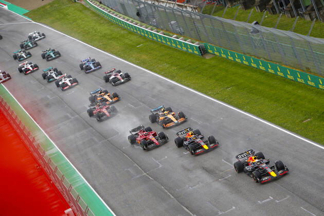 Start, 01 VERSTAPPEN Max (nld), Red Bull Racing RB18, action 11 PEREZ Sergio (mex), Red Bull Racing RB18, action 16 LECLERC Charles (mco), Scuderia Ferrari F1-75, action 04 NORRIS Lando (gbr), McLaren F1 Team MCL36, action during the Formula 1 Grand Premio del Made in Italy e dell Emilia-Romagna 2022, 4th round of the 2022 FIA Formula One World Championship, WM, Weltmeisterschaft on the Imola Circuit, from April 22 to 24, 2022 in Imola, Italy - F1 - EMILIA ROMAGNA GRAND PRIX 2022 - Race DPPI Panoramic  PorscheMSC2022_Imola21549