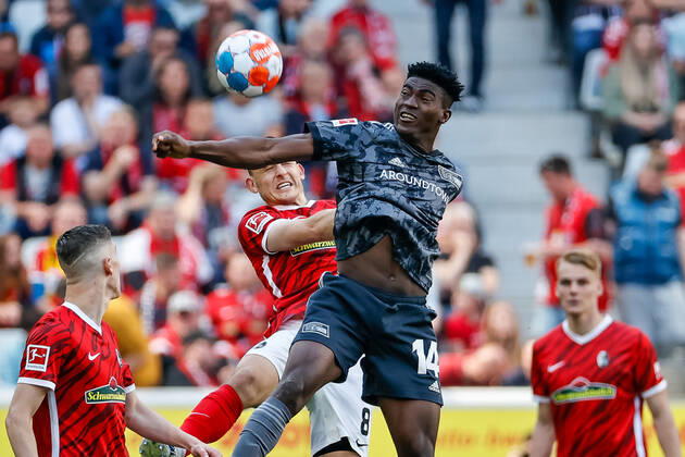 Maximilian Eggestein (SC Freiburg, 08) und Taiwo Awoniyi (1.FC Union Berlin, 14) beim Kopfballduell , GER, SC Freiburg vs. 1. FC Union Berlin, Fussball, Bundesliga, 33. Spieltag, Spielzeit 2021 2022, 07.05.2022 DFL REGULATIONS PROHIBIT ANY USE OF PHOTOGRAPHS AS IMAGE SEQUENCES AND OR QUASI-VIDEO. GER, SC Freiburg vs. 1. FC Union Berlin, Fussball, Bundesliga, 33. Spieltag, Spielzeit 2021 2022, 07.05.2022 Freiburg im Breisgau Copyright: xEibner-Pressefoto GrantxHubbsx EP_GHS