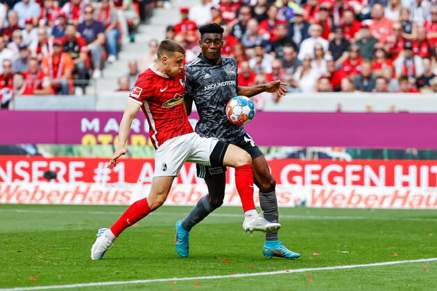 Maximilian Eggestein (SC Freiburg, 08) und Taiwo Awoniyi (1.FC Union Berlin, 14) im Zweikampf , GER, SC Freiburg vs. 1. FC Union Berlin, Fussball, Bundesliga, 33. Spieltag, Spielzeit 2021 2022, 07.05.2022 DFL REGULATIONS PROHIBIT ANY USE OF PHOTOGRAPHS AS IMAGE SEQUENCES AND OR QUASI-VIDEO. GER, SC Freiburg vs. 1. FC Union Berlin, Fussball, Bundesliga, 33. Spieltag, Spielzeit 2021 2022, 07.05.2022 Freiburg im Breisgau Copyright: xEibner-Pressefoto GrantxHubbsx EP_GHS