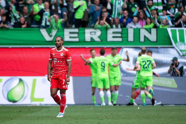 Serge Gnabry (FC Bayern Muenchen 7) aergert sich ueber das Gegentor, dahinter Wolfsburger Jubel zum Tor zum 2:2, VfL Wolfsburg vs. FC Bayern Muenchen, 1. Fussball Bundesliga, 34. Spieltag, Spielzeit 2021 2022, 14.05.2022 DFB DFL regulations prohibit any use of photographs as image sequences and or quasi-video VfL Wolfsburg vs. FC Bayern Muenchen, 1. Fussball Bundesliga, 34. Spieltag, Spielzeit 2021 2022, 14.05.2022 Copyright: xEibner Memmlerx EP_MMR