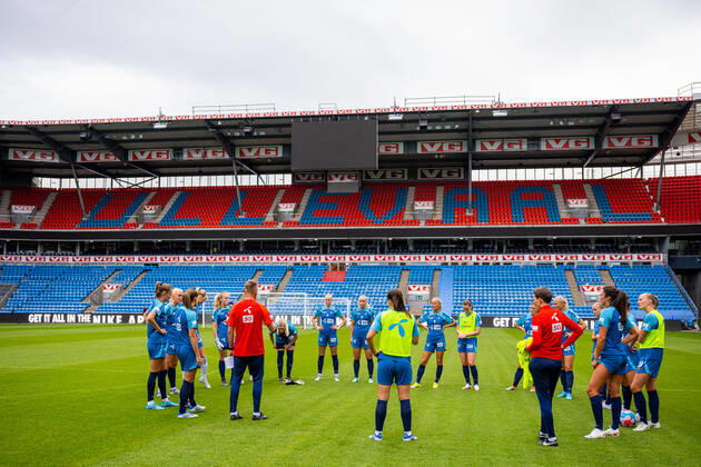 220621 Players and staff of the Norwegian women s national football team during a training session on June 21, 2022 at Ullevaal stadion in Oslo. Photo: Vegard Grott BILDBYRAN kod VG VG0303 bbeng fotboll football soccer fotball press event mixed zone pressetreff norge norway dam precamp Copyright: VEGARDxGRoTT BB220621VG025