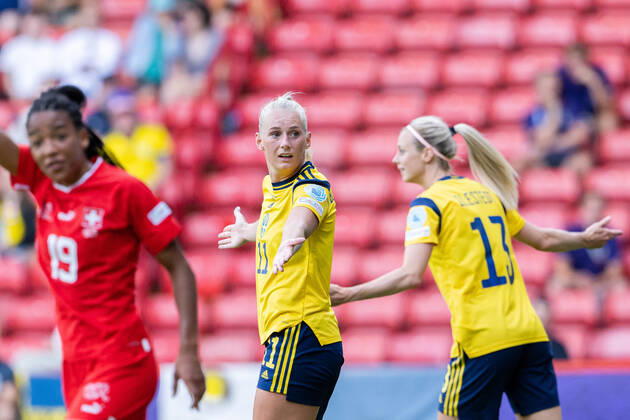 220713 Stina Blackstenius and Amanda Ilestedt of Sweden reacts during the UEFA Women s Euro 2022 group stage match between Sweden and Switzerland on July 13, 2022 in Sheffield. Photo: Ludvig Thunman BILDBYRAN kod LT LT0371 fotboll football soccer fotball fotbolls-em europamästerskap em uefa womens euro sverige sweden switzerland schweiz dam bbeng landskamp depp Copyright: LUDVIGxTHUNMAN BB220713LT108