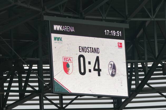 Endstand auf der Anzeigetafel 0:4, FC Augsburg vs. SC Freiburg, Fussball, 1. Bundesliga, 1. Spieltag, 06.08.2022 DFB regulations prohibit any use of photographs as image sequences and or quasi-video Augsburg Bayern Deutschland