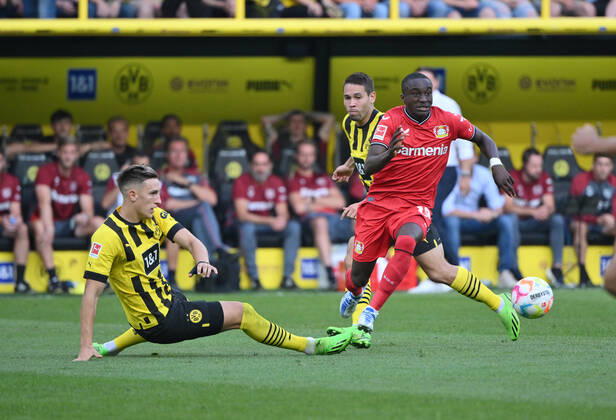 Nico Schlotterbeck (Borussia Dortmund), li., gegen Moussa Diaby (Bayer 04 Leverkusen) 06.08.2022, Fussball GER, Saison 2022 2023, 1. Bundesliga, 1. Spieltag, Borussia Dortmund - Bayer 04 Leverkusen 1:0 Foto: Maik Hölter TEAM2sportphoto DFL regulations prohibit any use of photographs as image sequences and or quasi-video Dortmund Signal Iduna Park Nordrhein Westfalen Deutschland