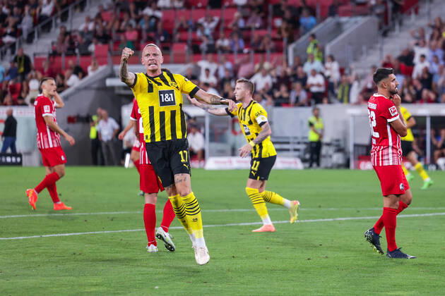 12.08.2022, Fussball, Saison 2022 2023, 1. Bundesliga, SC Freiburg - Borussia Dortmund, Marius Wolf (Borussia Dortmund) bejubelt das Tor zum 1:1 durch Jamie Jermaine Bynoe-Gittens (Borussia Dortmund), Foto: Dennis Ewert RHR-FOTO xRHR-FOTO DEx