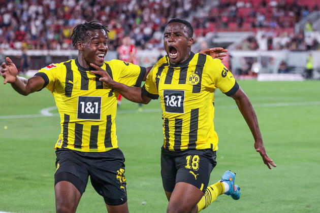 12.08.2022, Fussball, Saison 2022 2023, 1. Bundesliga, SC Freiburg - Borussia Dortmund, v. l. Jamie Jermaine Bynoe-Gittens (Borussia Dortmund), Youssoufa Moukoko (Borussia Dortmund) bejubeln das Tor zum 1:2, Foto: Dennis Ewert RHR-FOTO xRHR-FOTO DEx
