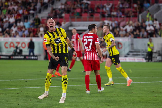 12.08.2022, Fussball, Saison 2022 2023, 1. Bundesliga, SC Freiburg - Borussia Dortmund, Marius Wolf (Borussia Dortmund) bejubelt das Tor zum 1:1 durch Jamie Jermaine Bynoe-Gittens (Borussia Dortmund), Foto: Dennis Ewert RHR-FOTO xRHR-FOTO DEx