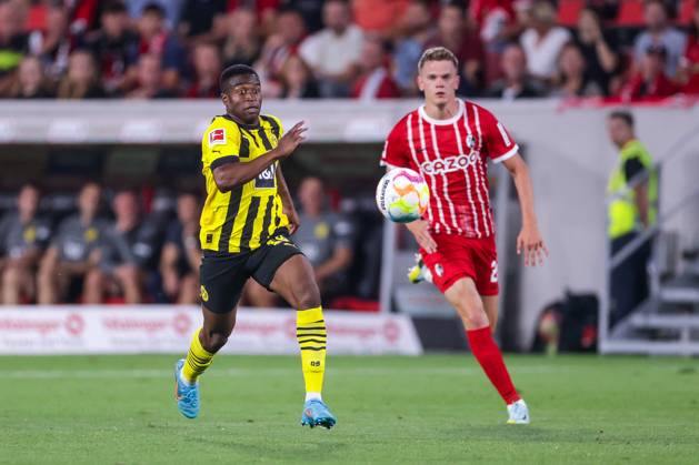 12.08.2022, Fussball, Saison 2022 2023, 1. Bundesliga, SC Freiburg - Borussia Dortmund, v. l. Youssoufa Moukoko (Borussia Dortmund), Matthias Ginter (SC Freiburg), Foto: Dennis Ewert RHR-FOTO xRHR-FOTO DEx