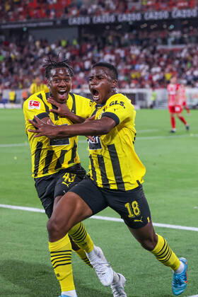 12.08.2022, Fussball, Saison 2022 2023, 1. Bundesliga, SC Freiburg - Borussia Dortmund, v. l. Jamie Jermaine Bynoe-Gittens (Borussia Dortmund), Youssoufa Moukoko (Borussia Dortmund) bejubeln das Tor zum 1:2, Foto: Dennis Ewert RHR-FOTO xRHR-FOTO DEx