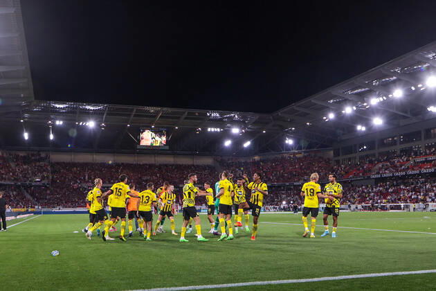 12.08.2022, Fussball, Saison 2022 2023, 1. Bundesliga, SC Freiburg - Borussia Dortmund, Die Spieler von Borussia Dortmund bejubeln den Auswärtssieg, Foto: Dennis Ewert RHR-FOTO xRHR-FOTO DEx